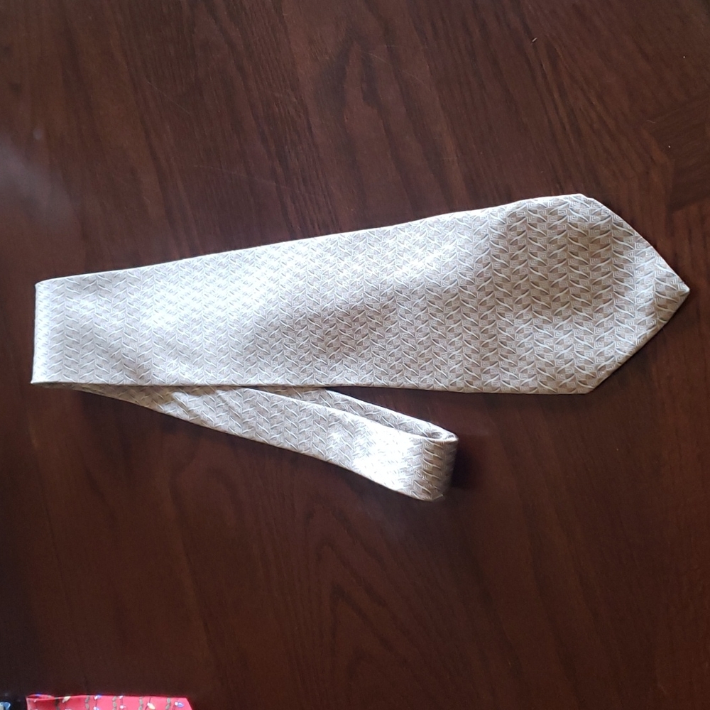 Geoffrey Beene 100% silk tie